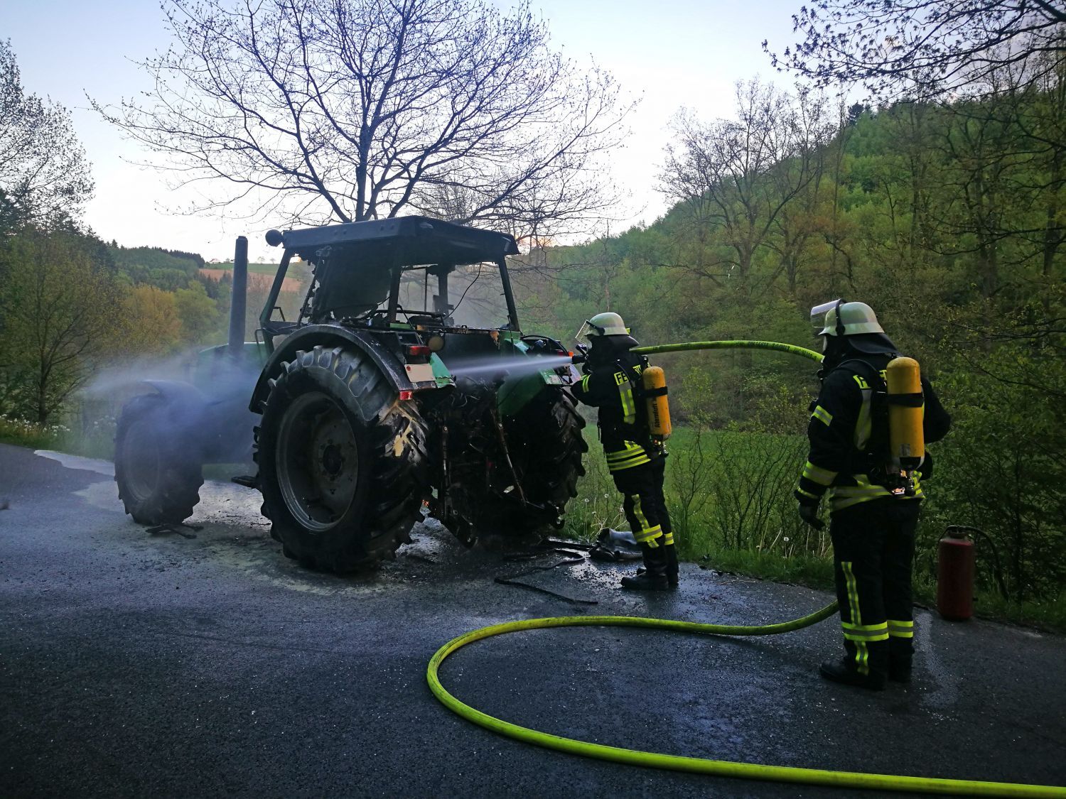 Brennt landwirtschaftliche Zugmaschine Brennt landwirtschaftliche Zugmaschine