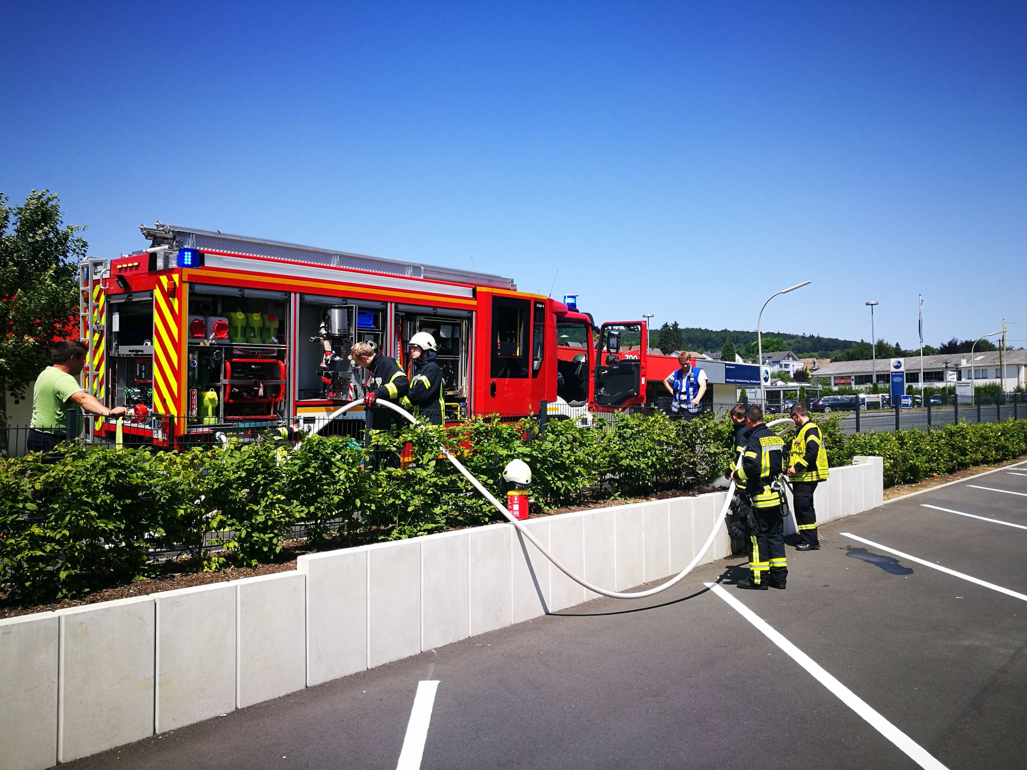 Löscharbeiten an der Hecke Löscharbeiten an der Hecke