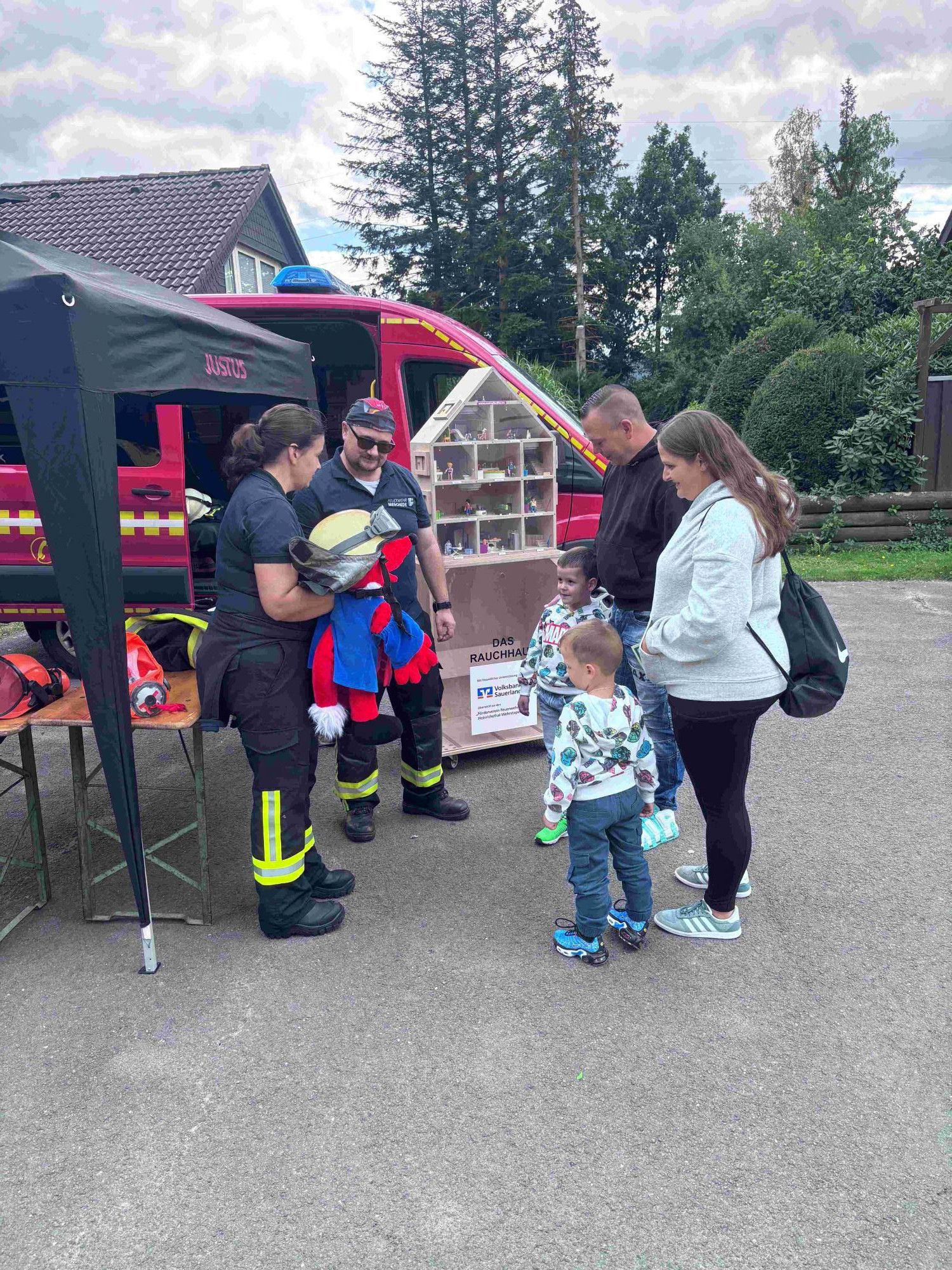 Interessierte kleine und große Gäste Interessierte kleine und große Gäste
