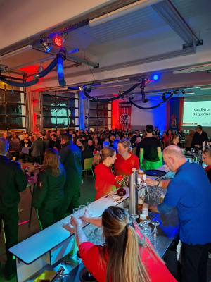 Blick auf die Festgesellschaft