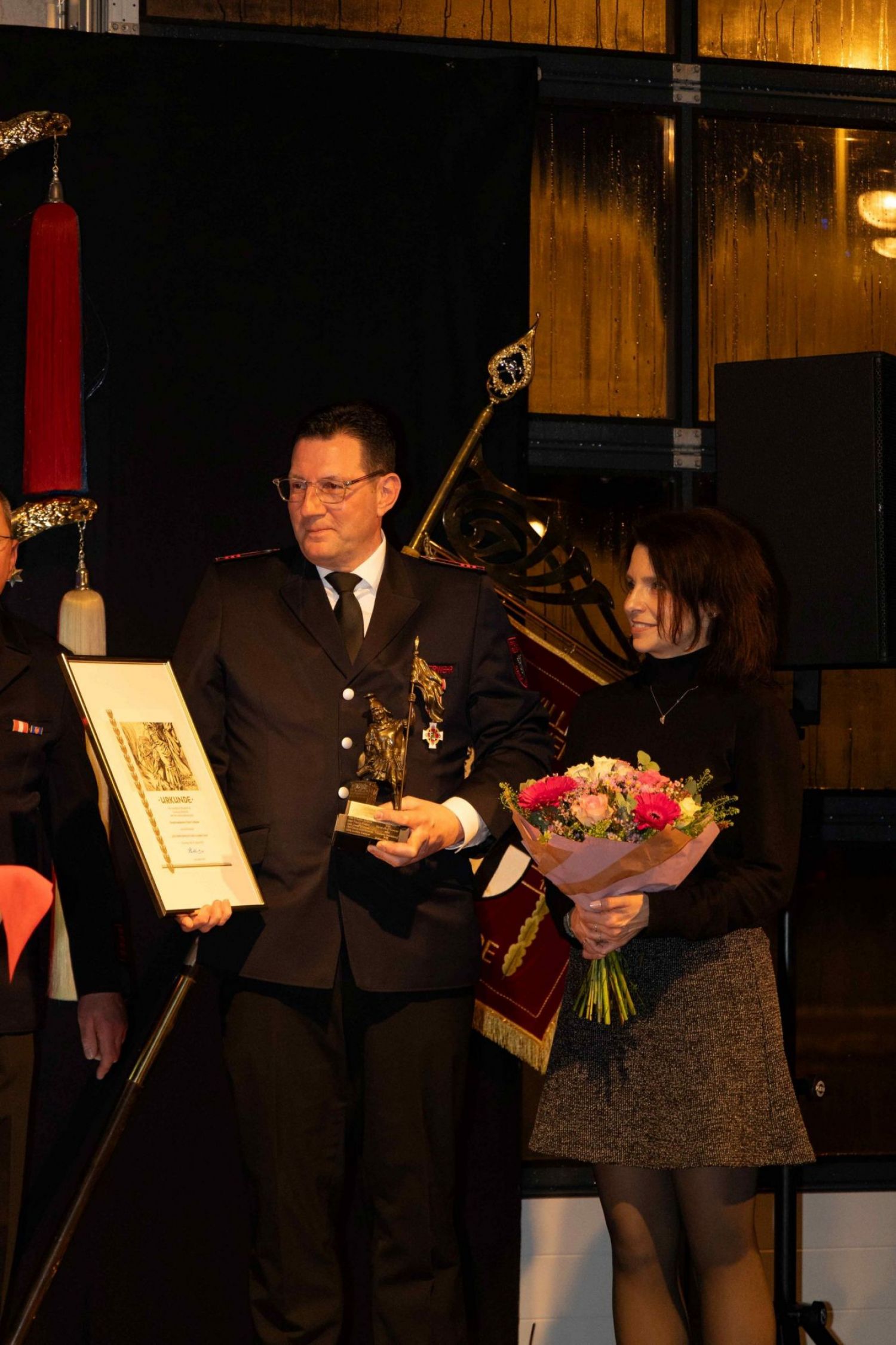 Feuerwehrmann des Jahres 2025 Mark Vielhaber mit Frau Claudia