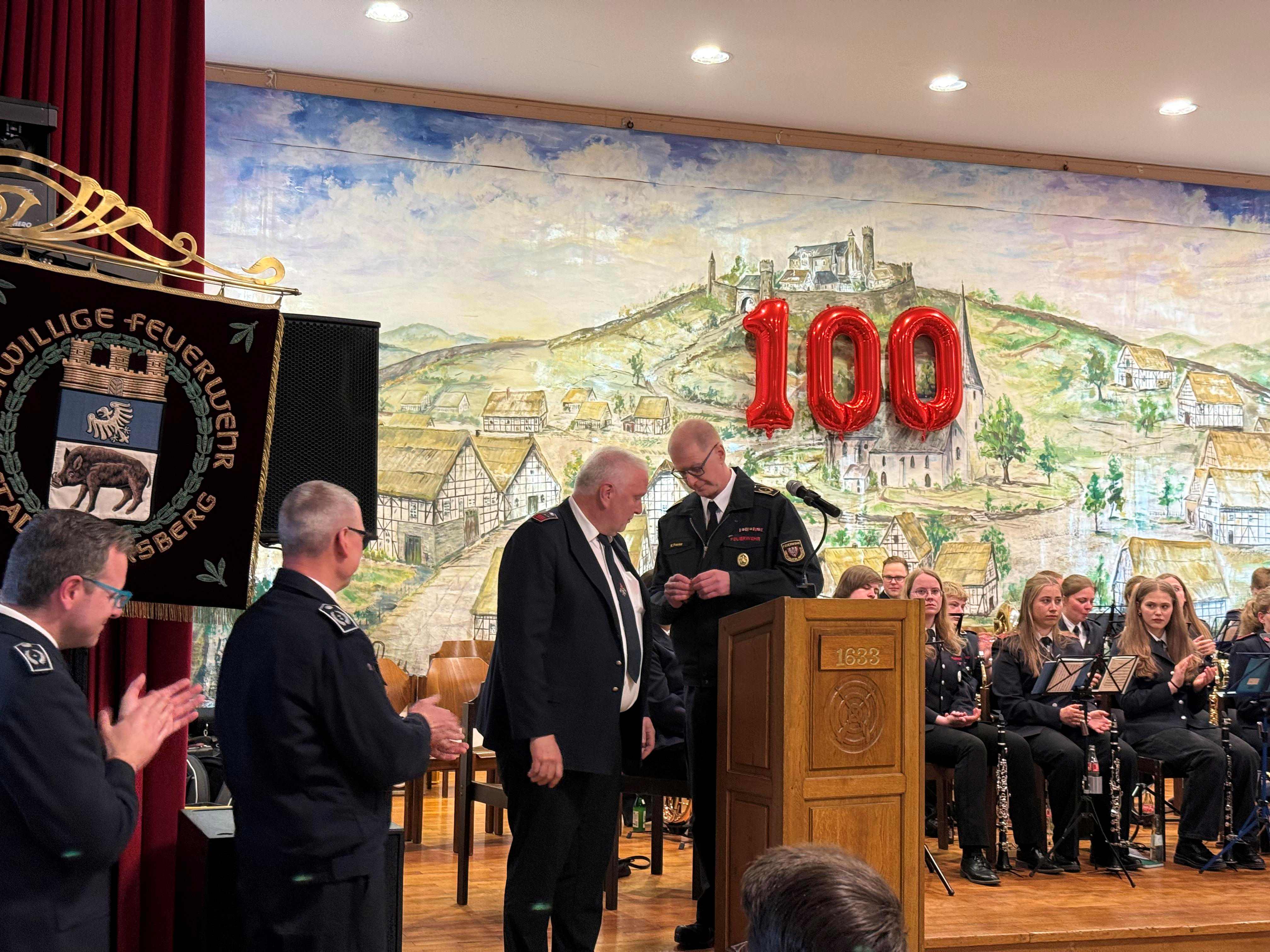 J�rgen Labitzke erh�lt das Feuerwehr-Ehrenkreuz vom stellv. Kreisbrandmeister Werner Franke