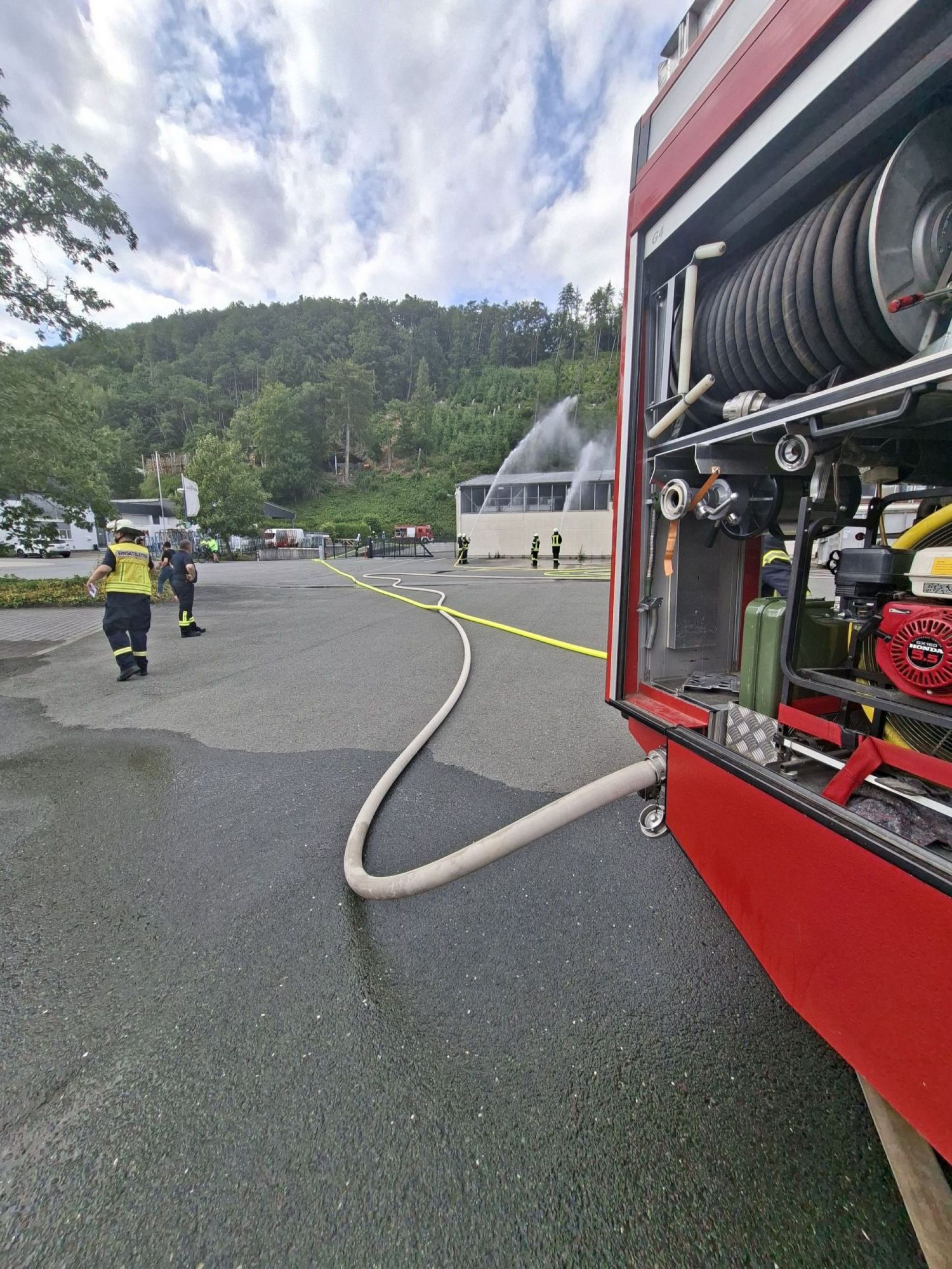 Die L�schgruppe Altenhellefeld bei der Brandbek�mpfung