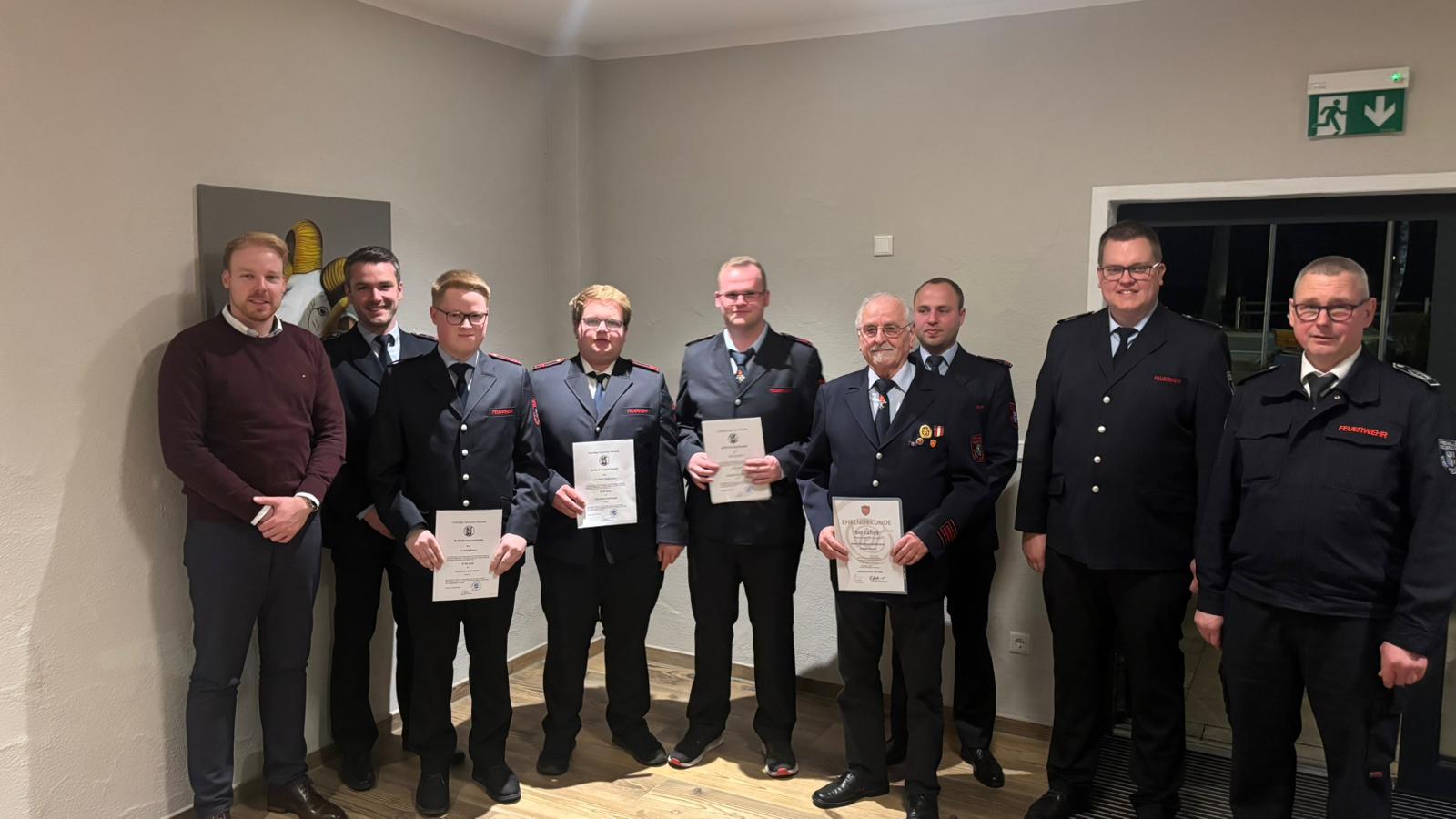 Geehrte und bef�rderte Kameraden mit Wehrleiter und Ordnungsamtsleiter