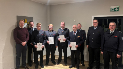 Geehrte und bef�rderte Kameraden mit Wehrleiter und Ordnungsamtsleiter