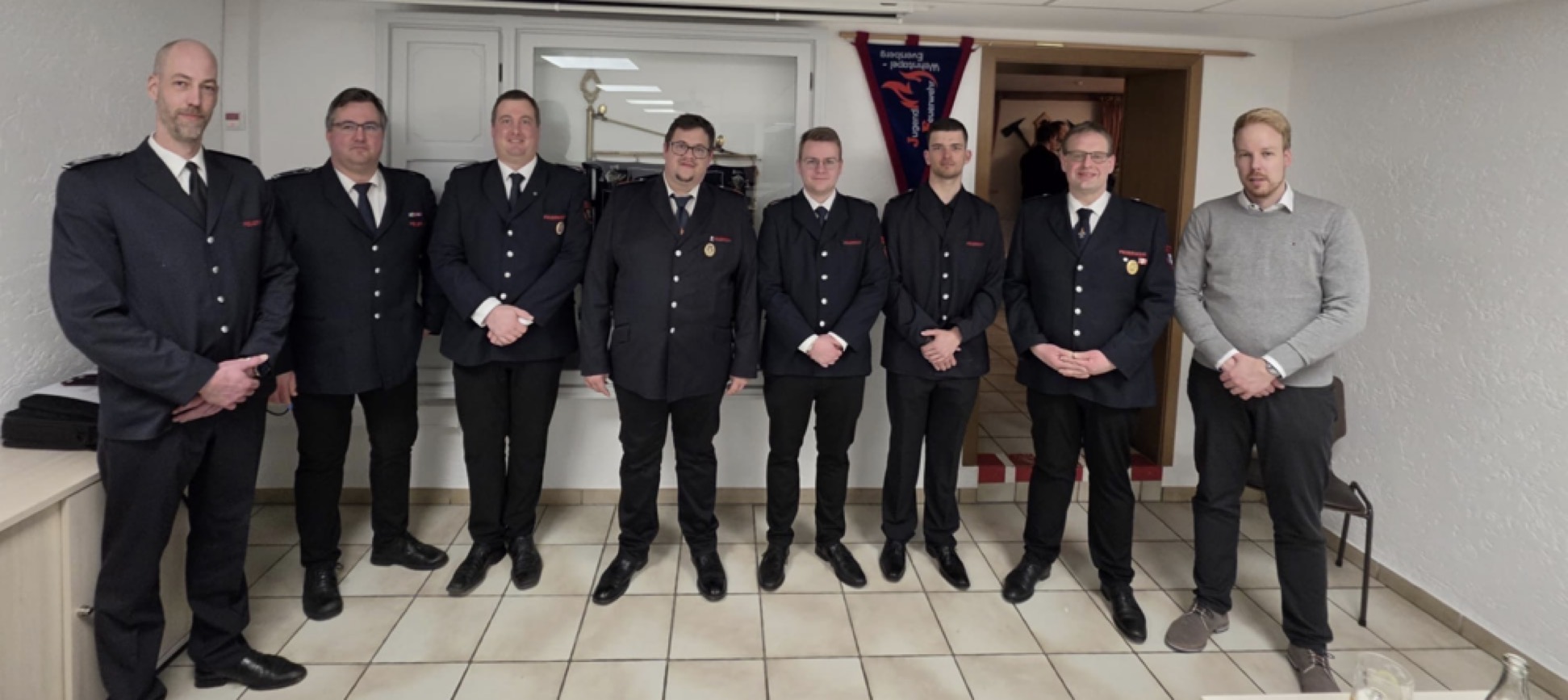 Die geehrten und bef�rderten Kameraden mit Wehrleitung und Leiter Ordnungsamt