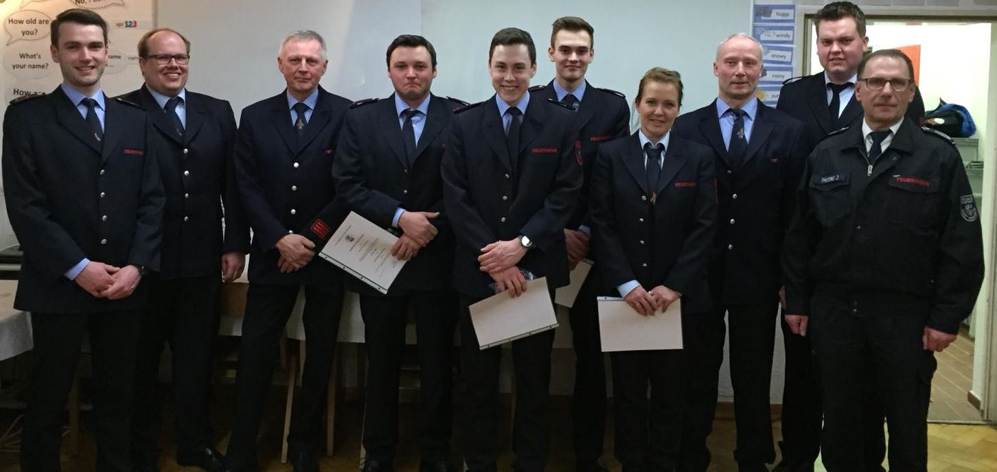 Unser Bild zeigt die Beförderten und Geehrten zusammen mit der Löschgruppenführung und dem stellv. Wehrleiter Johanns Thüsing Unser Bild zeigt die Beförderten und Geehrten zusammen mit der Löschgruppenführung und dem stellv. Wehrleiter Johanns Thüsing
