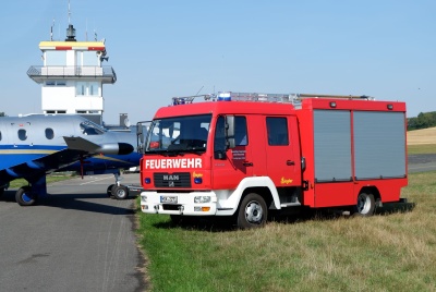 MLF Calle vor dem Tower des Flugplatz Schren in 2019