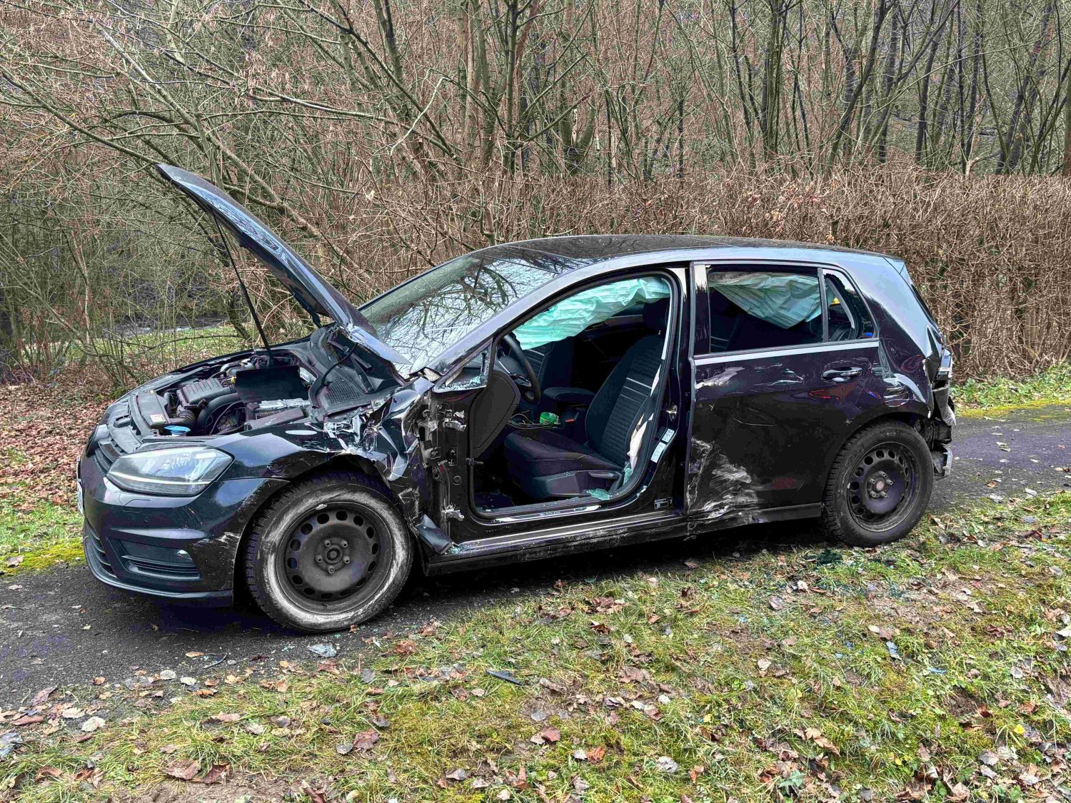 Blick auf einen verunfallten PKW