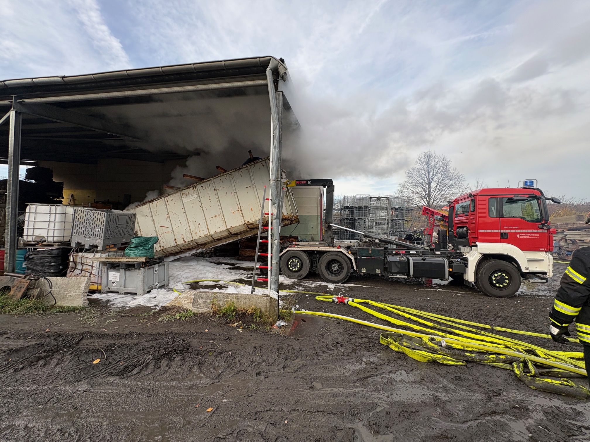 einsatzberichte_2025/Blick_auf_den_brennenden_Container.jpeg