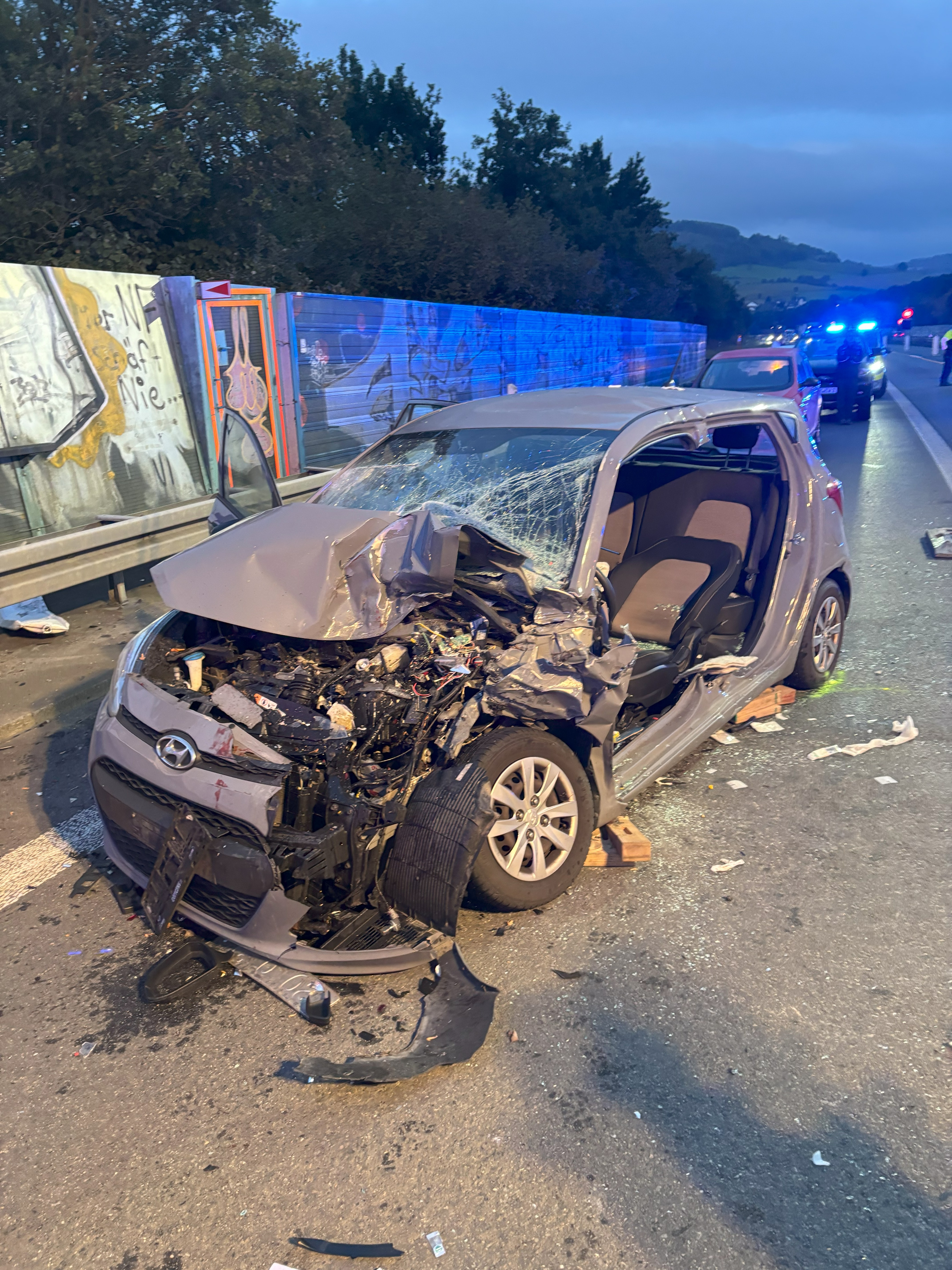 einsatzberichte_2025/Blick_auf_den_verunfallten_PKW.jpeg einsatzberichte_2025/Blick_auf_den_verunfallten_PKW.jpeg