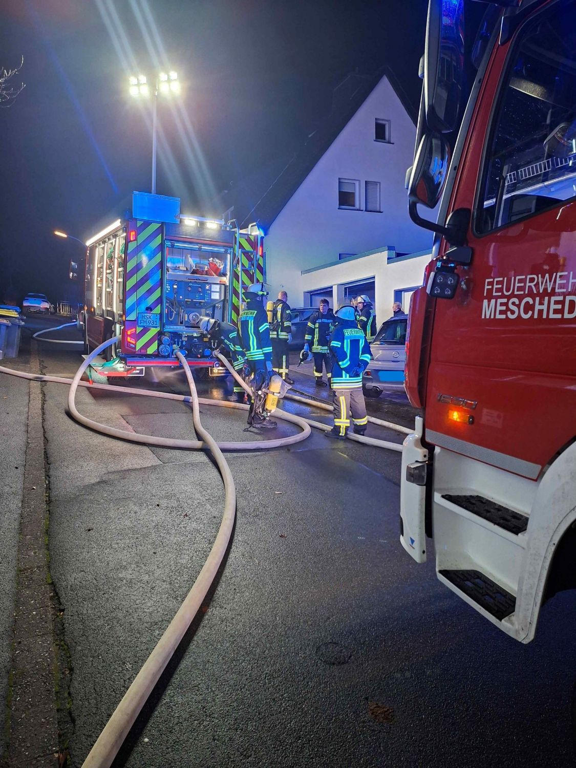 Einsatzkr�fte sammeln sich am Fahrzeug