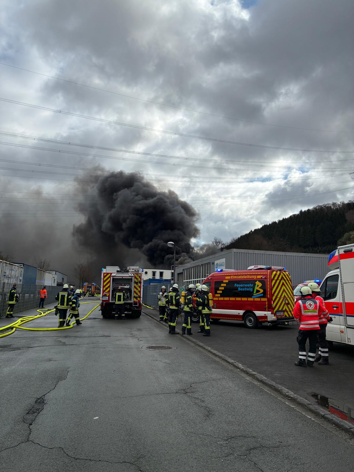Schwarze Rauchwolke bei Eintreffen der ersten Kr�fte