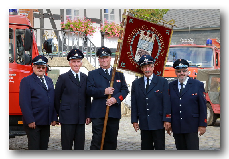 eversberg_001/Ehrenabteilung_mit_Standarte.jpg eversberg_001/Ehrenabteilung_mit_Standarte.jpg