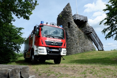 LF-20 KatS vor der Burgruine zu Eversberg in 2019