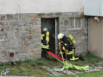 Mit schwerem Atemschutz gehen die Kamaeraden zur Brandbekmpfung vor