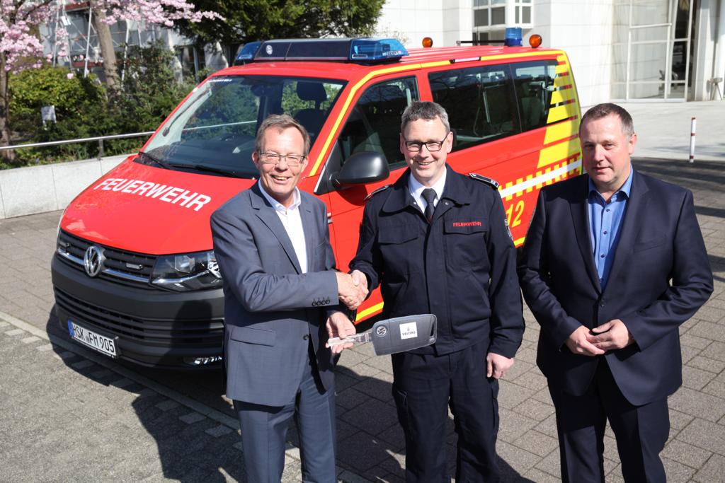 Dirk Schiemann (links), kaufmännischer Geschäftsführer, und Peter Peschmann (rechts), Technik-Geschäftsführer der Brauerei C. u. A. Veltins, übergaben das neue Feuerwehrfahrzeug jetzt an Raimund Gördes (Mitte), Löschgruppenführer der Feuerwehr in Grevenstein. Bildquelle: Brauerei C. u. A. Veltins Dirk Schiemann (links), kaufmännischer Geschäftsführer, und Peter Peschmann (rechts), Technik-Geschäftsführer der Brauerei C. u. A. Veltins, übergaben das neue Feuerwehrfahrzeug jetzt an Raimund Gördes (Mitte), Löschgruppenführer der Feuerwehr in Grevenstein. Bildquelle: Brauerei C. u. A. Veltins