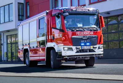HLF 10 vor dem Feuerwehrhaus Meschede