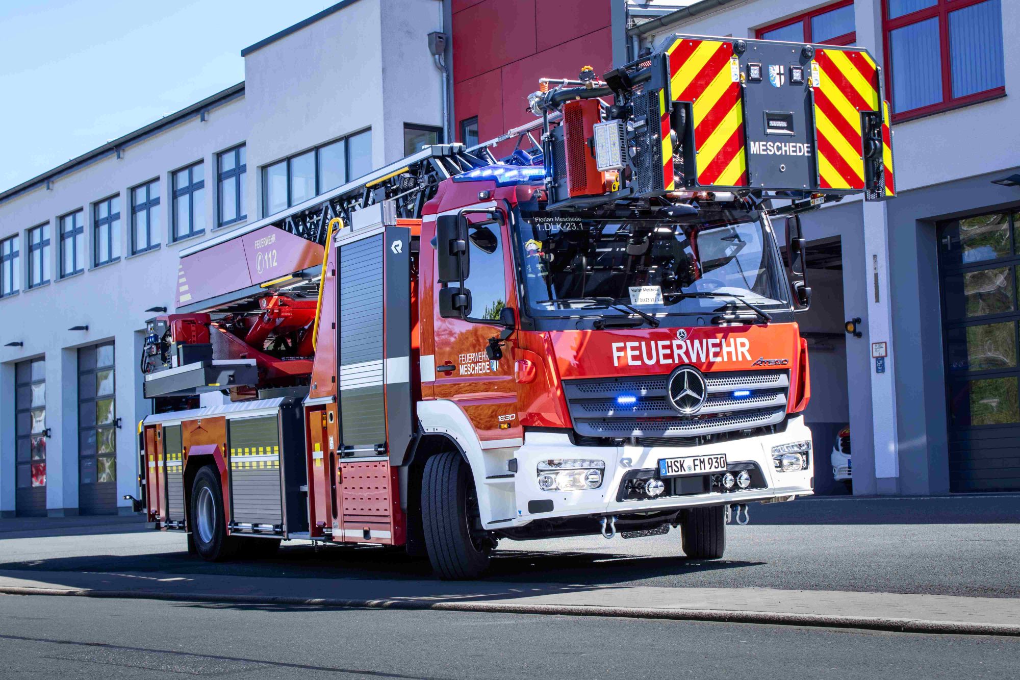 DLA(K) 23/12 vor dem Feuerwehrhaus in Meschede DLA(K) 23/12 vor dem Feuerwehrhaus in Meschede