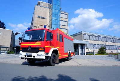 Das Lschgruppenfahrzeug (LF-20) vor dem Rathaus in 2021