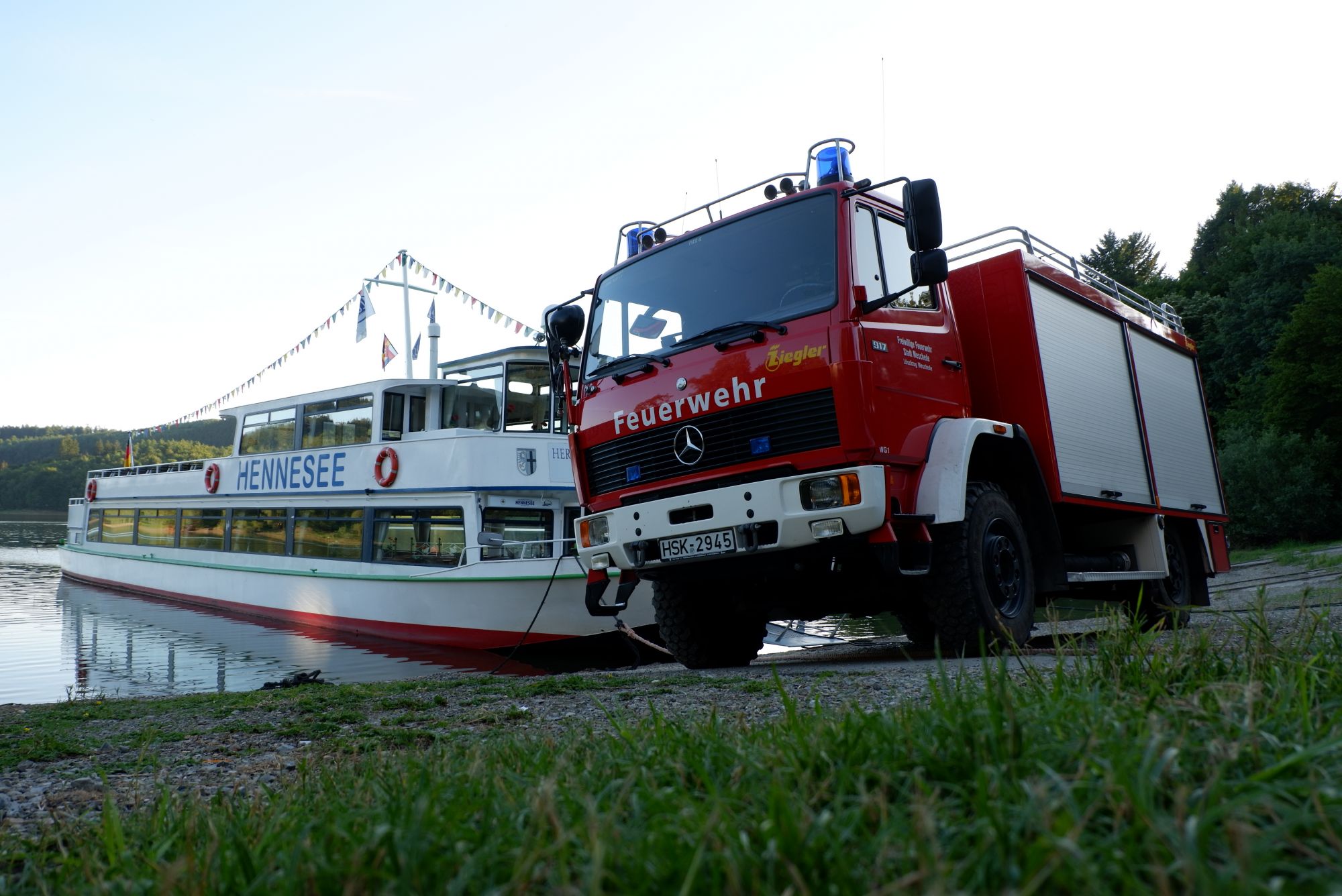 Tank-Löschfahrzeug (TLF) vor der MS Hennesee 2019 Tank-Löschfahrzeug (TLF) vor der MS Hennesee 2019