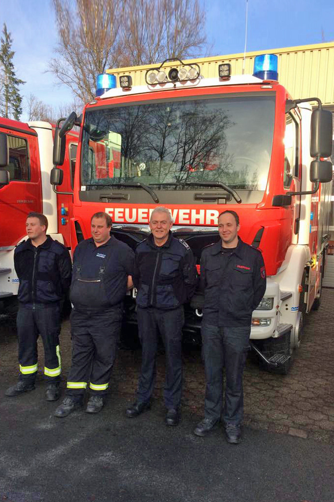 Einige Kameraden und der hauptamtliche Gerätewart Stefan Odoj (3. P.v.L.) vorm neuen LF 20 KatS Einige Kameraden und der hauptamtliche Gerätewart Stefan Odoj (3. P.v.L.) vorm neuen LF 20 KatS