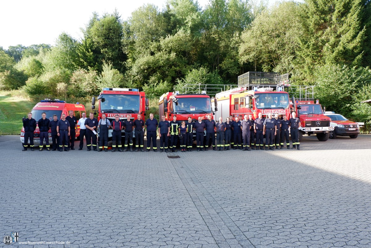 Gruppenbild mit Fahrzeugen aus dem HSK Gruppenbild mit Fahrzeugen aus dem HSK