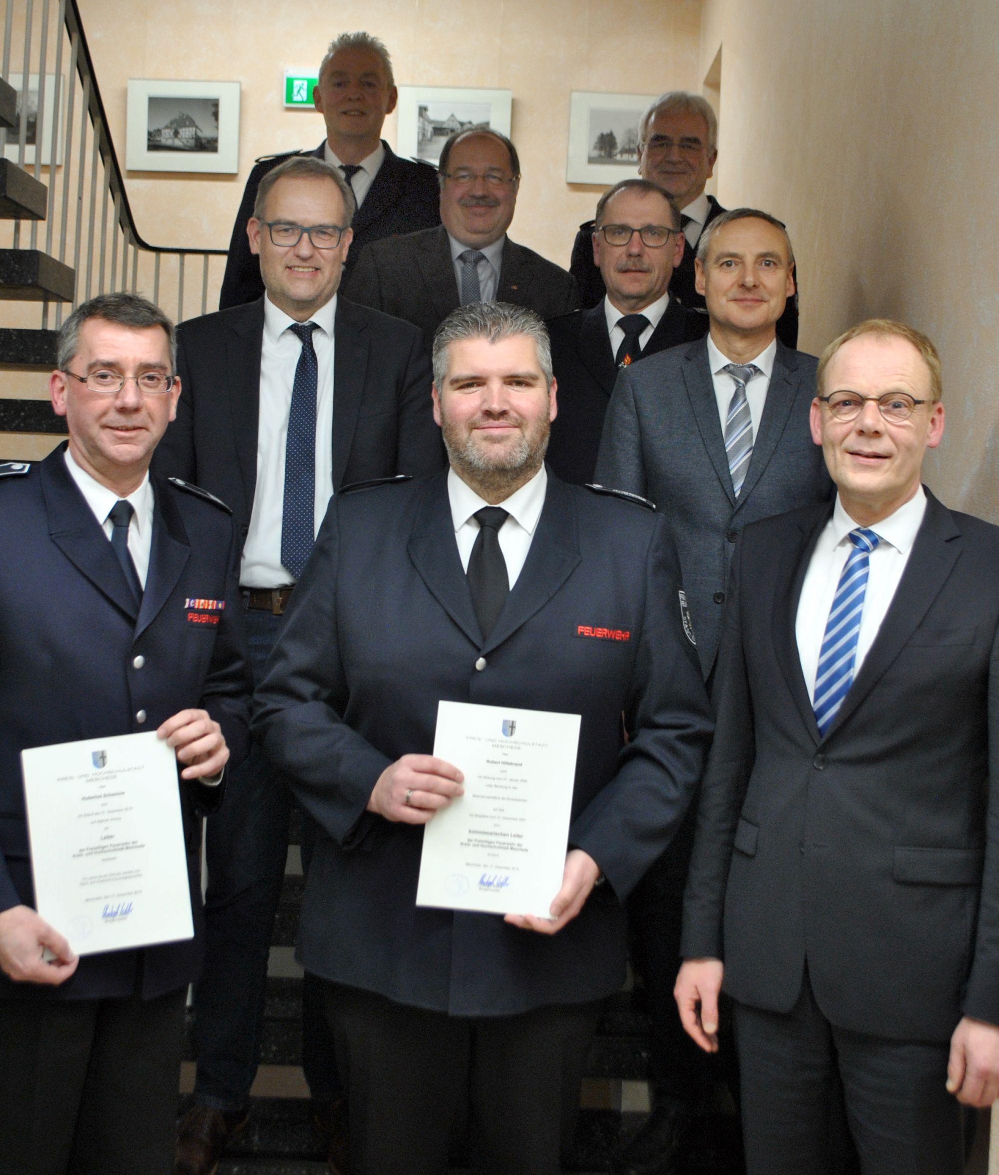 Bürgermeister Christoph Weber (re.) überreichte jetzt Robert Hillebrand (mi.) die Ernennungsurkunde als Leiter der Freiwilligen Feuerwehr der Stadt Meschede – und verabschiedete den scheidenden Stadtbrandinspektor Hubertus Schemme (li.). Text und Bild: Stadt Meschede Bürgermeister Christoph Weber (re.) überreichte jetzt Robert Hillebrand (mi.) die Ernennungsurkunde als Leiter der Freiwilligen Feuerwehr der Stadt Meschede – und verabschiedete den scheidenden Stadtbrandinspektor Hubertus Schemme (li.). Text und Bild: Stadt Meschede