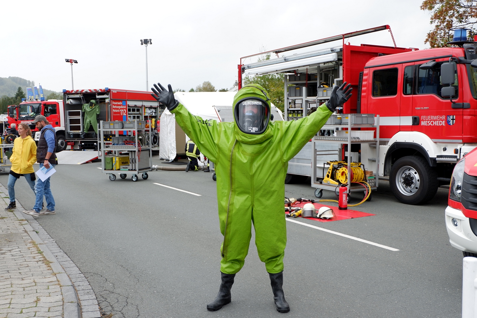 Ein Kamerad vom ABC-Zug-HSK-Mitte demonstriert den Chemikalienschutzanzug
