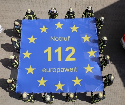 Feuerwehrleute zeigen symbolisch, dass der Euronotruf 112 Menschen europaweit auffängt. - Quelle: Europe Direct - Feuerwehr der Stadt Meschede