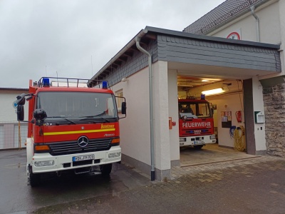 Das zustliche Lschgruppenfahrzeug LF20 neben dem Gertehaus in Wennemen