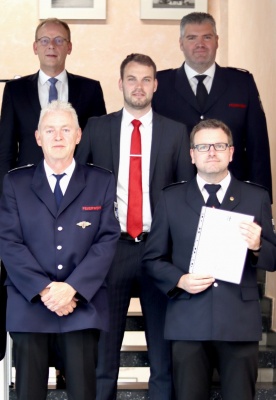 Der neue stellvertretende Wehrleiter Dennis Pingel (vorne rechts) wurde gestern zum Nachfolger von Stefan Odoj (vorne links) ernannt. Mit im Bild: Brgermeister Christoph Weber (hinten links), Wehrleiter Robert Hillebrand (hinten rechts) und Georg Vo, stellvertretender Leiter des Fachbereichs Ordnung. Foto: Stadt Meschede