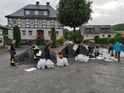 Neben unseren Einsatzkrften sind auch Spontanhelfer aus der Bevlkerung am Sandsckebefllen