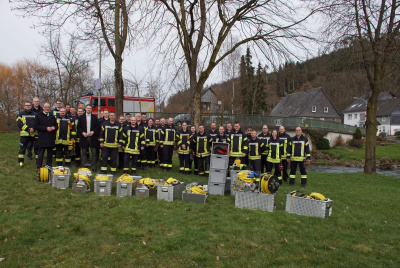 bergabe der Pumpen und Messgerte an der Wenne in Berge