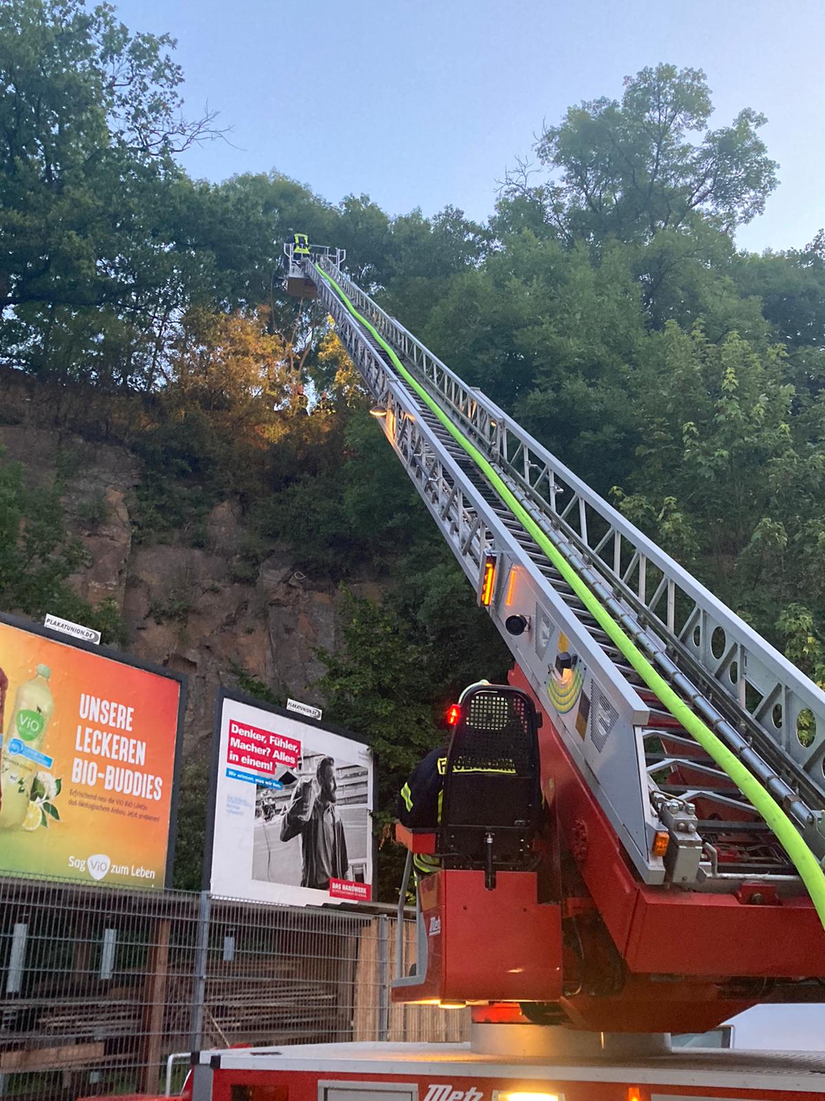 Durch die Hanglage musste das Feuer unter anderem auch über die Drehleiter bekämpft werden Durch die Hanglage musste das Feuer unter anderem auch über die Drehleiter bekämpft werden