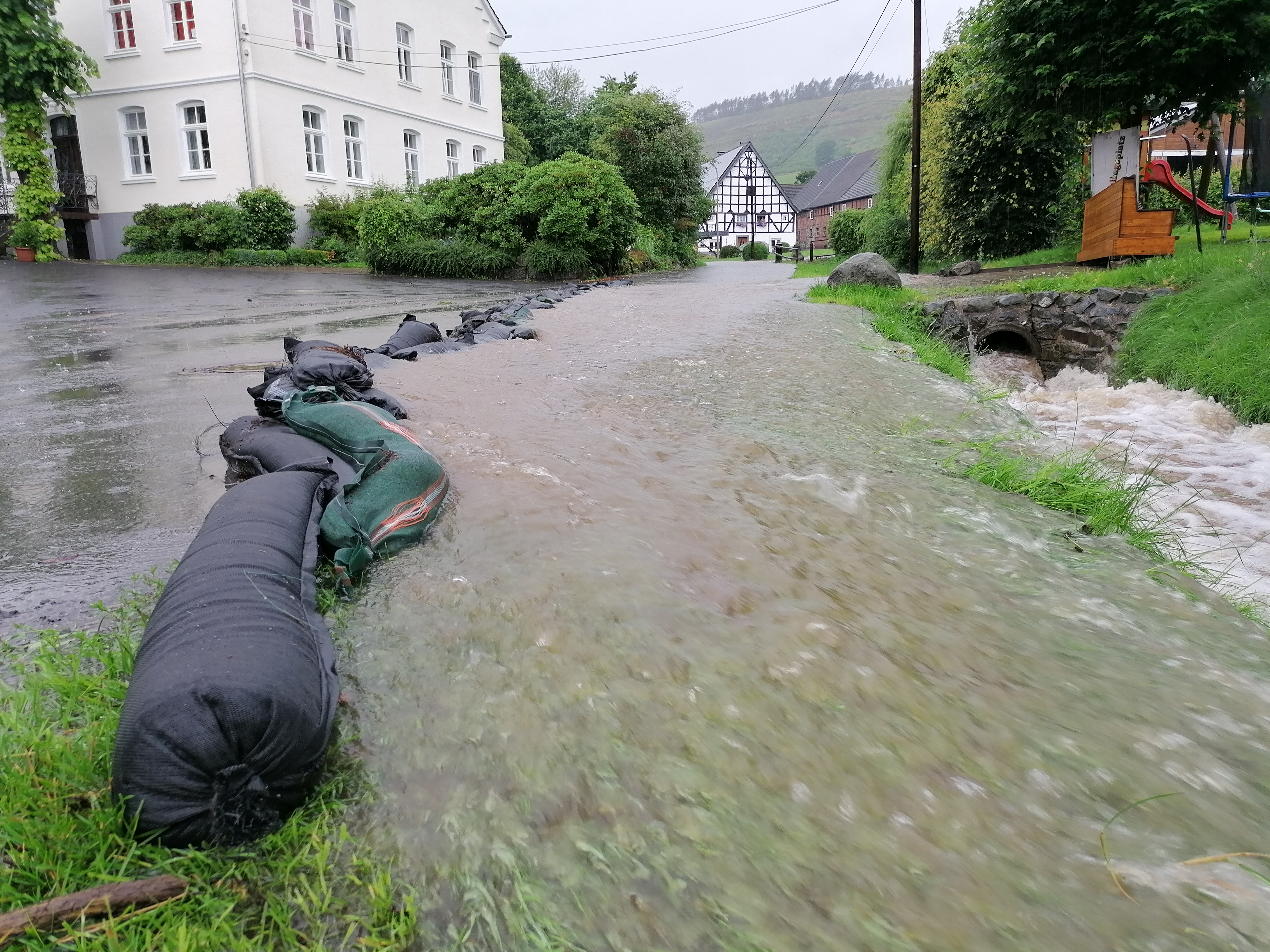 Überflutete Straße in Visbeck