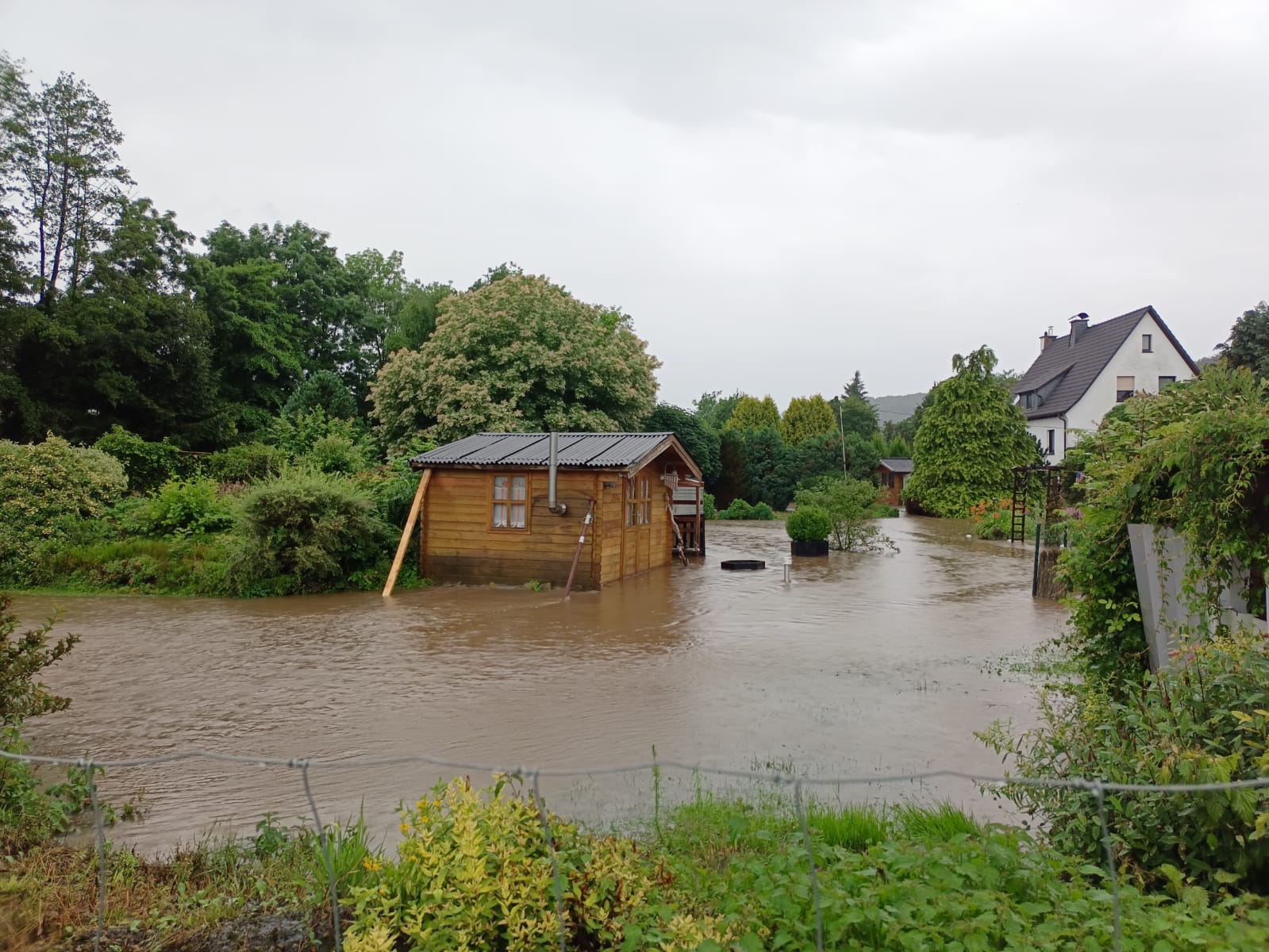 Überflutetete Grundstücke und Keller in Olpe