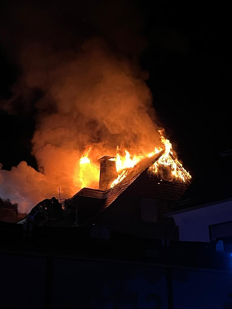 Flammen schlagen aus dem Dachbereich