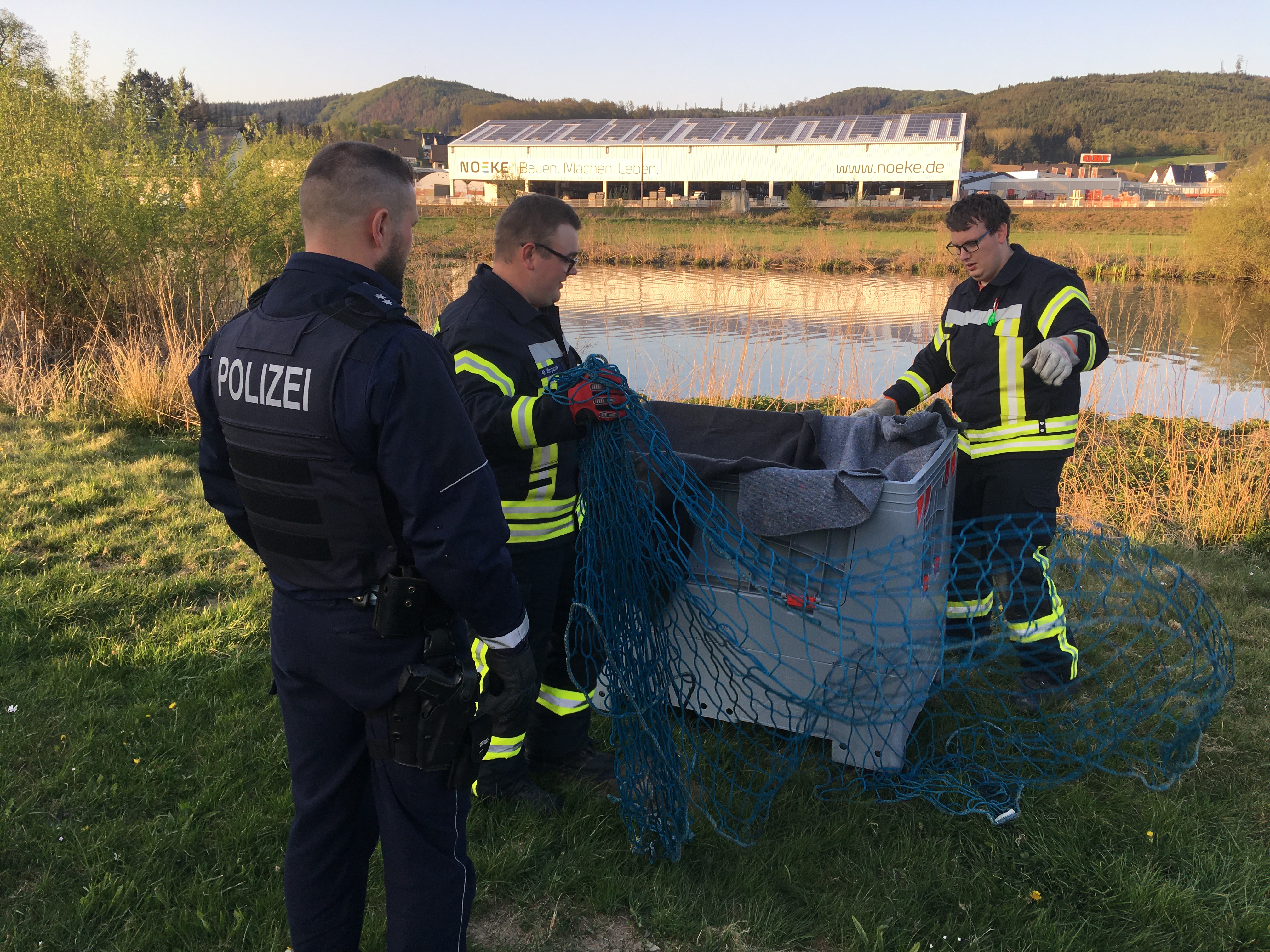 stadt_einsatzberichte_2020/Tierrettung_Schwan_4.jpeg stadt_einsatzberichte_2020/Tierrettung_Schwan_4.jpeg
