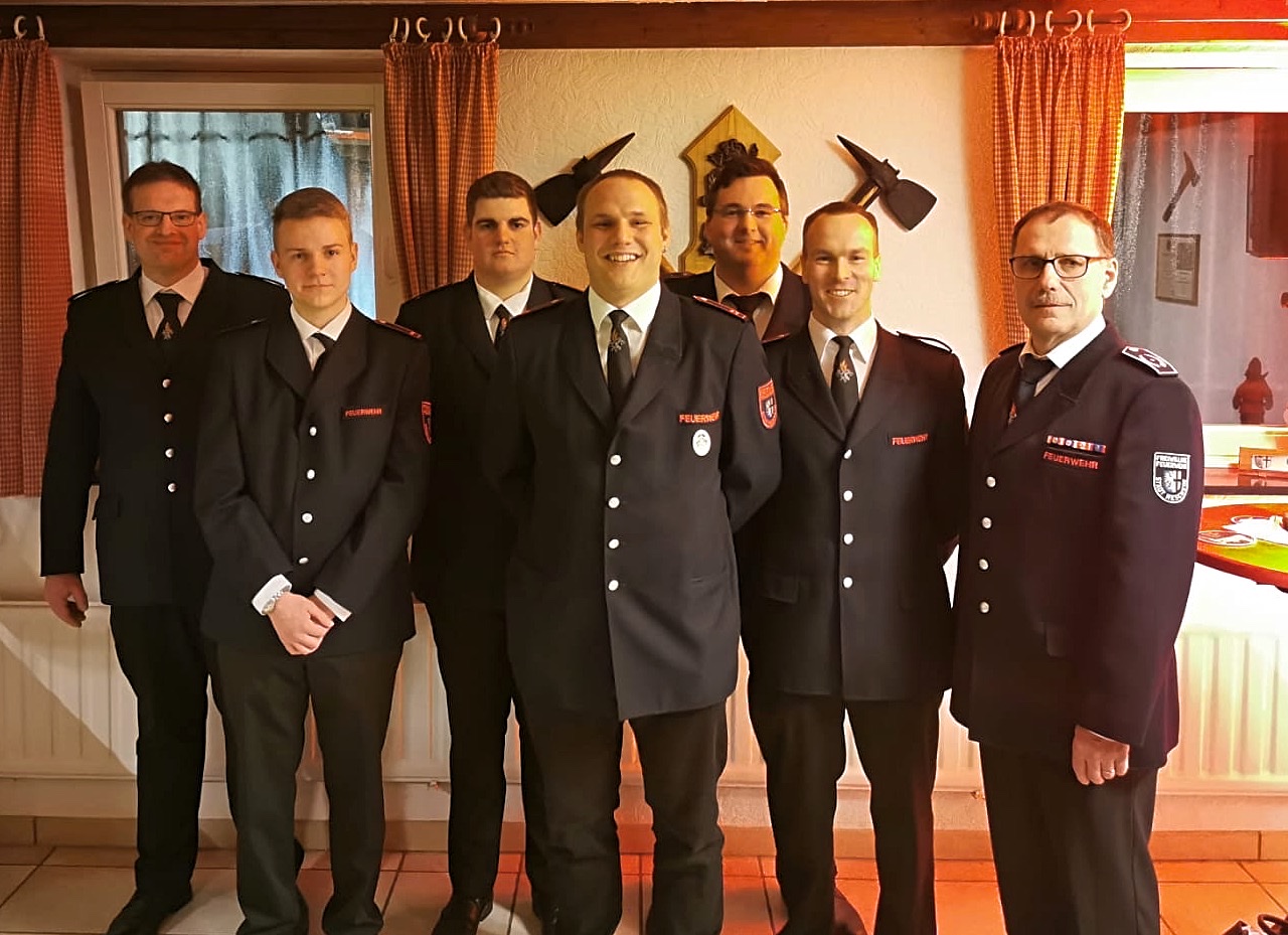 Die Beförderten mit der Löschgruppenführung und dem stellvertretenden Wehrleiter. Die Beförderten mit der Löschgruppenführung und dem stellvertretenden Wehrleiter.
