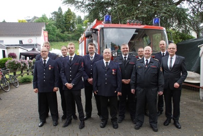 Von links oben: Niklas Zllner, Marius Wrede, Klaus Flasbart, Wehrleiter Robert Hillebrand, Volker Bender, Johannes Wullenweber, Matthias Knapp, Marco Bahl, Peter Wiese, Kreisbrandmeister Bernd Krause, Brgermeister Christoph Weber